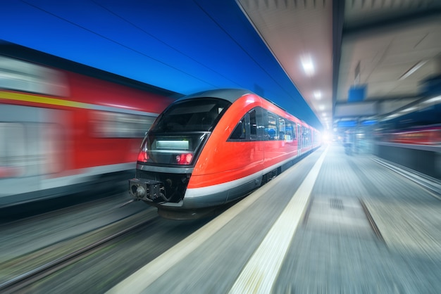 Train à Grande Vitesse En Mouvement Sur La Gare De Nuit