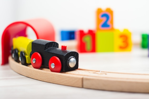 Train jouet en bois coloré