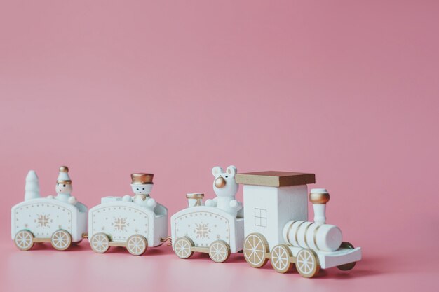 Photo le train de jouet. décoration de noël sur fond rose