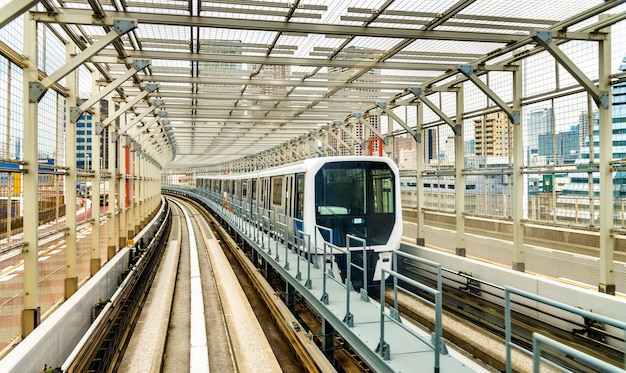 Train à la ligne Yurikamome sur le pont Rainbow à Tokyo, Japon