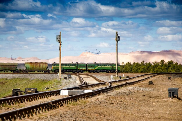 Un train de marchandises longe les tas de tas.