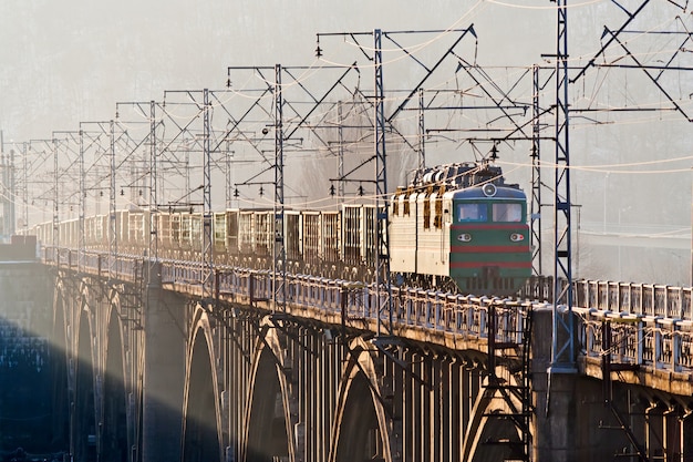 Train de marchandises sur un pont sur le Dniepr à Kiev