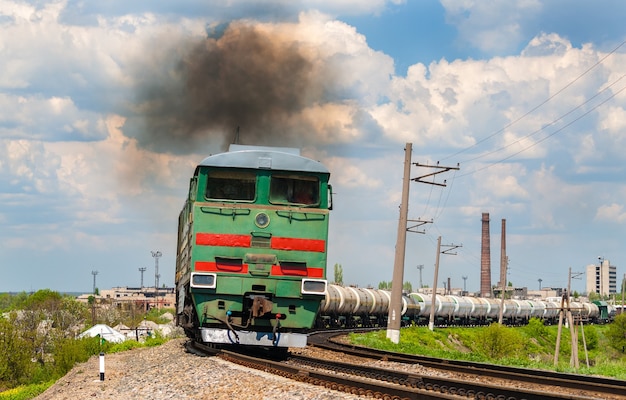 Train de marchandises tracté par locomotive diesel. Chemins de fer ukrainiens