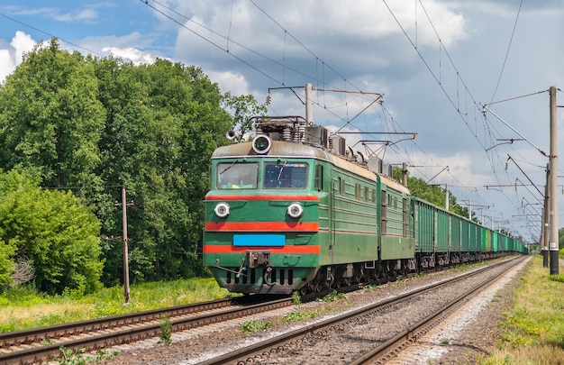 Train de marchandises transporté par une locomotive électrique en Ukraine