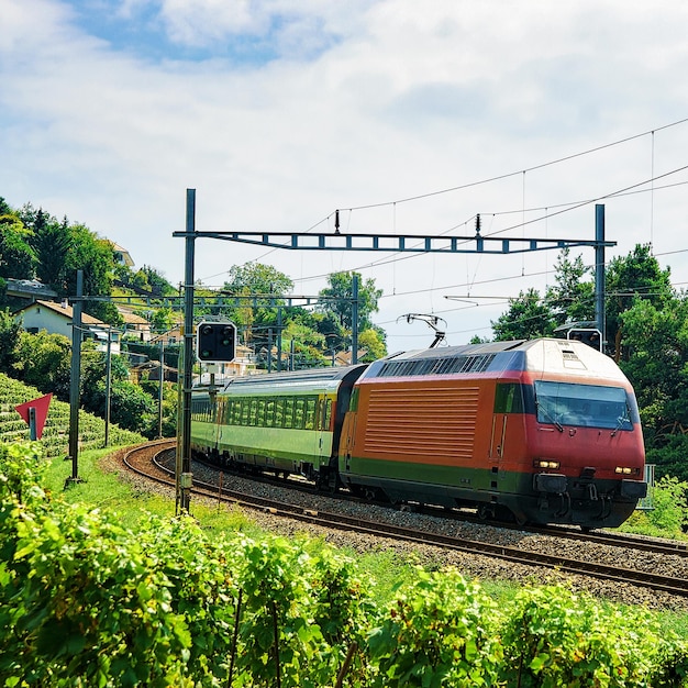 Train en marche et le chemin de fer près du sentier de randonnée de Lavaux Vineyard Terrace, district de Lavaux-Oron, Suisse