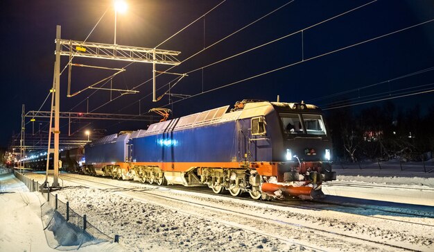 Train de minerai lourd à abisko en suède