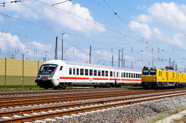 Un train moderne par des câbles contre le ciel
