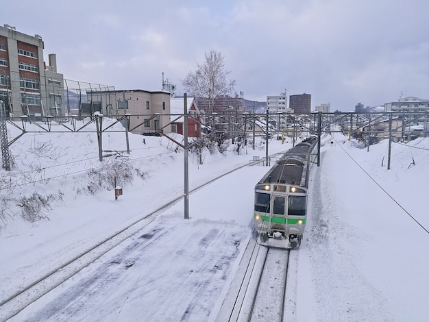 Train à neige et train local à Otaru Hokkaido Japon au milieu de l&#39;hiver