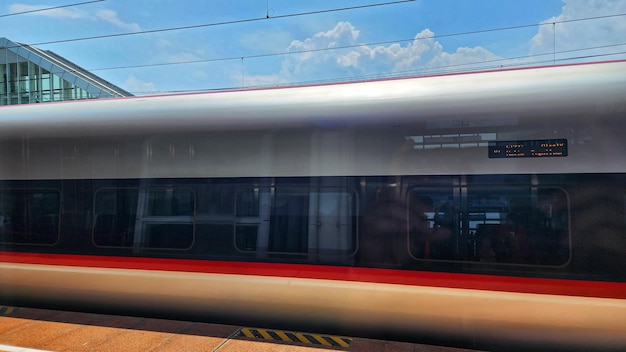 Un train de passagers moderne à grande vitesse sur le quai de la gare