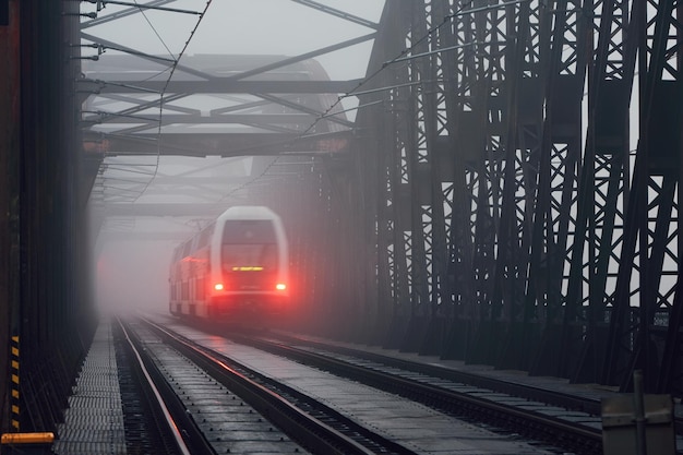 Le train sur le pont ferroviaire par temps brumeux