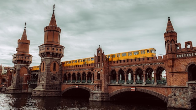 Train sur le pont d'Oberbaum sur la rivière Spree contre le ciel en ville