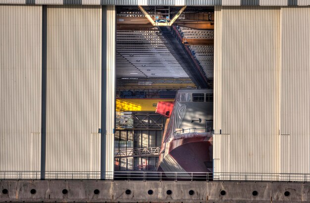 Photo un train sur un pont en ville