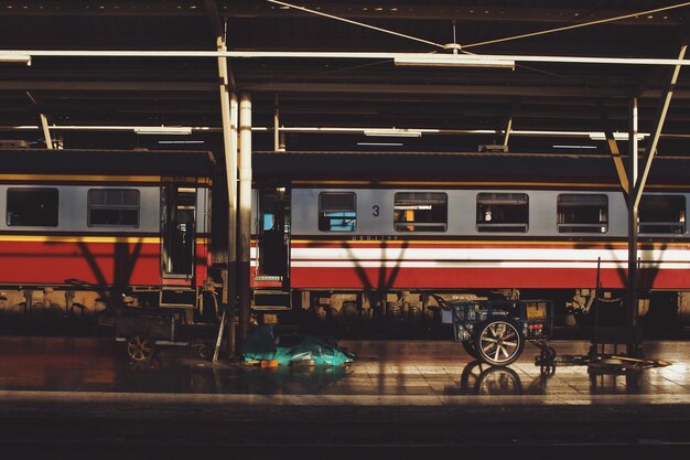 Photo le train sur le quai de la gare la nuit.