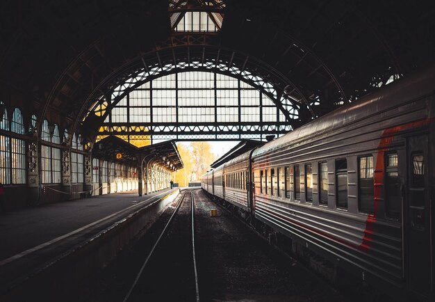 Le train sur le quai de la gare.