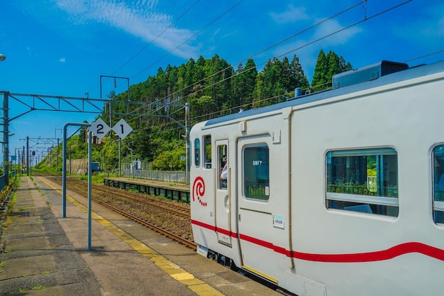 Le train sur le quai de la gare