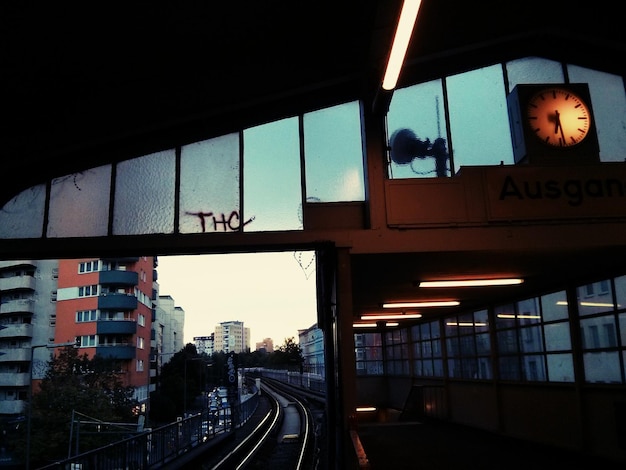 Le train sur le quai de la gare