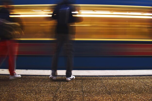 Photo le train qui passe sur le sentier