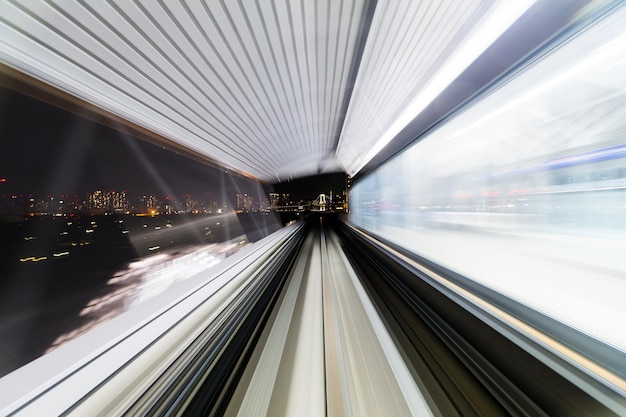 Train rapide se déplaçant dans le tunnel