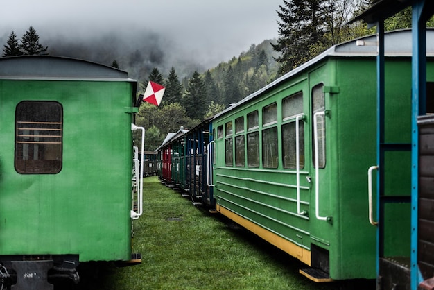 Train rétro dans les montagnes de Bieszczady Dramatique et Moody