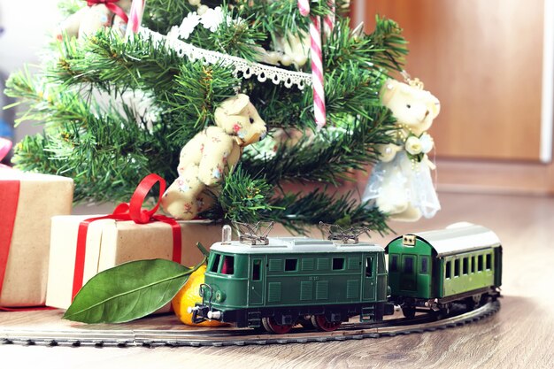 Train rétro sous cadeau d'arbre