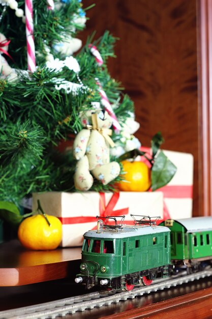 Train rétro sous cadeau d'arbre