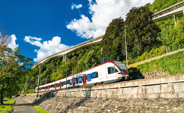 Train sur les rives du lac Léman en Suisse