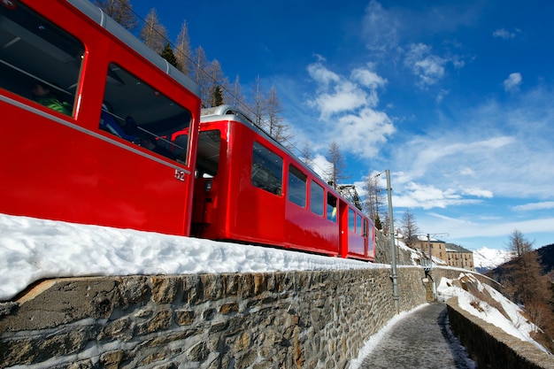 train rouge et ciel bleu