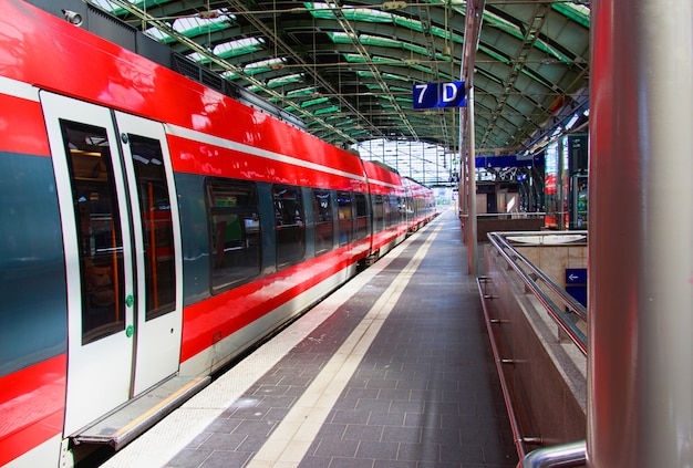 Train rouge à la gare de Berlin, Allemagne