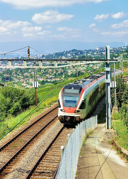 Train roulant dans le sentier de randonnée des terrasses viticoles de Lavaux, district de Lavaux-Oron en Suisse