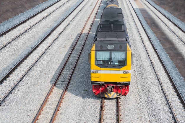 Le train roule sur les rails