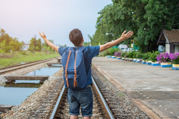 Train de routards d&#39;attente homme à la gare pour voyager avec ton vintage.