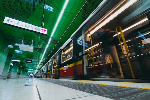 Train sur la station de métro