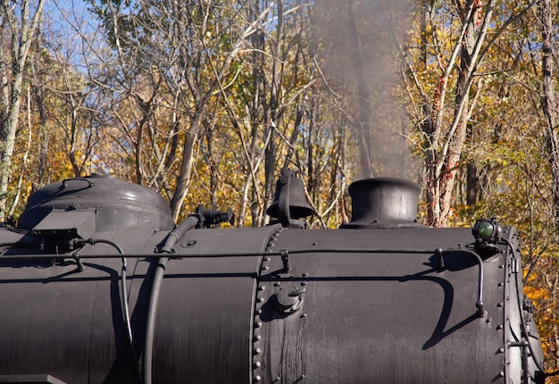 Le train à vapeur alimente le long du chemin de fer