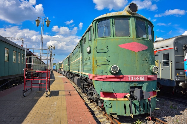 Train vert vintage sur la plate-forme au musée du train à la gare de Riga à Moscou