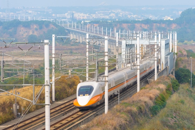 Photo le train sur voie ferrée