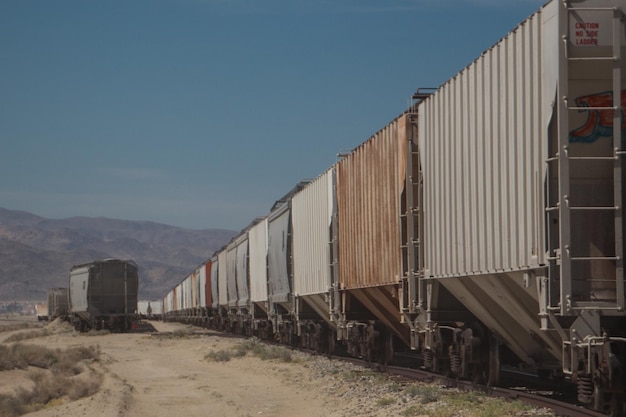 Le train sur les voies ferrées contre le ciel