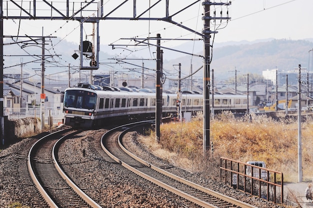 Le train sur les voies ferrées contre le ciel