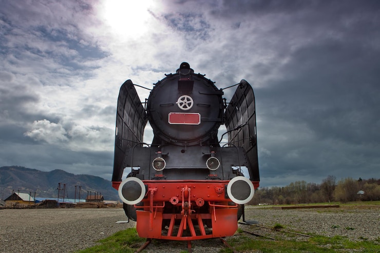 Photo le train sur les voies ferrées contre le ciel