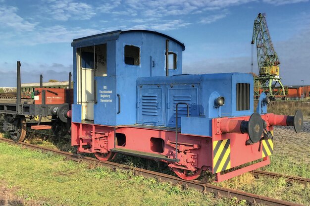 Le train sur les voies ferrées contre le ciel