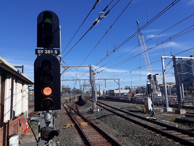 Le train sur les voies ferrées contre le ciel