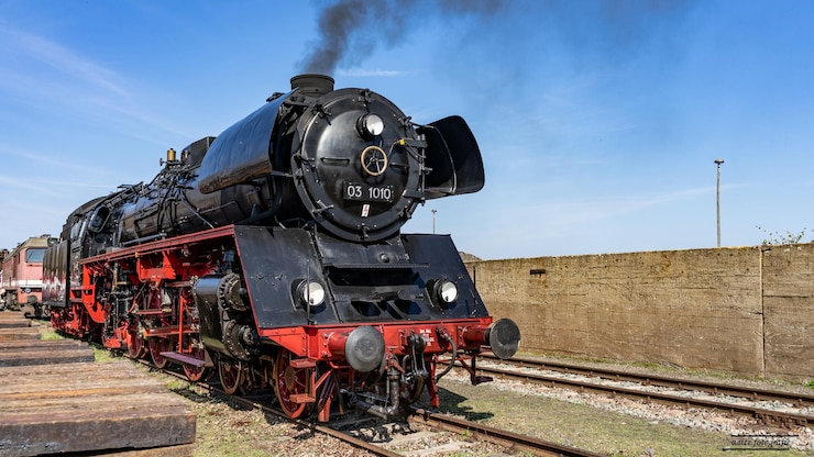 Photo le train sur les voies ferrées contre le ciel