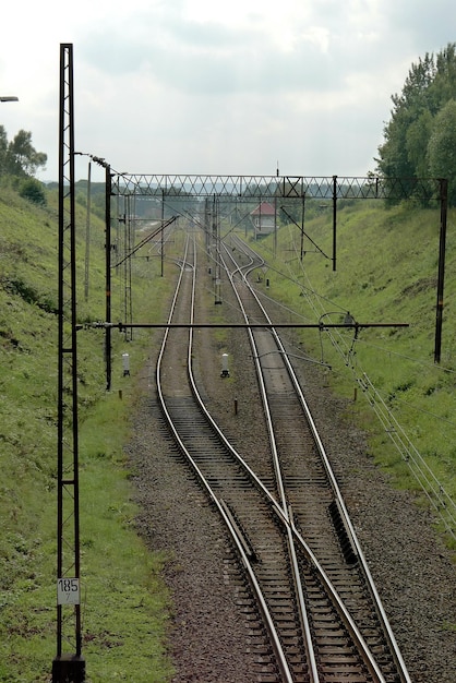 Le train sur les voies ferrées contre le ciel