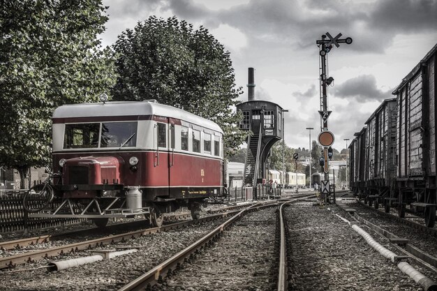 Le train sur les voies ferrées contre le ciel