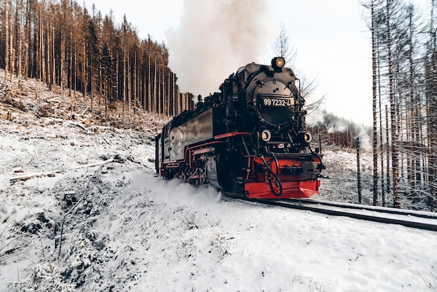 Train sur les voies ferrées en hiver