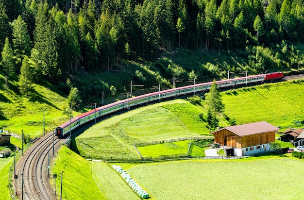 Train de voyageurs au chemin de fer du Brenner dans les Alpes autrichiennes