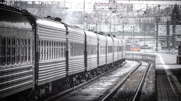 Le train de voyageurs entre dans la gare