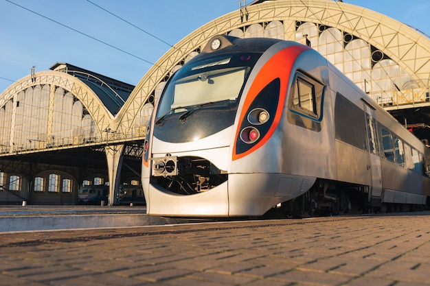 Train de voyageurs à la gare