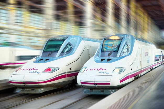 Train de voyageurs hispeed moderne de la compagnie des chemins de fer espagnols Renfe en mouvement