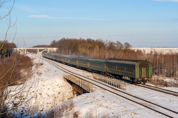 Train de voyageurs pendant l'hiver en Ukraine