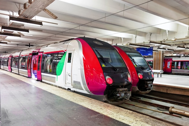 Train de voyageurs rapide moderne à la gare. Paris. La France